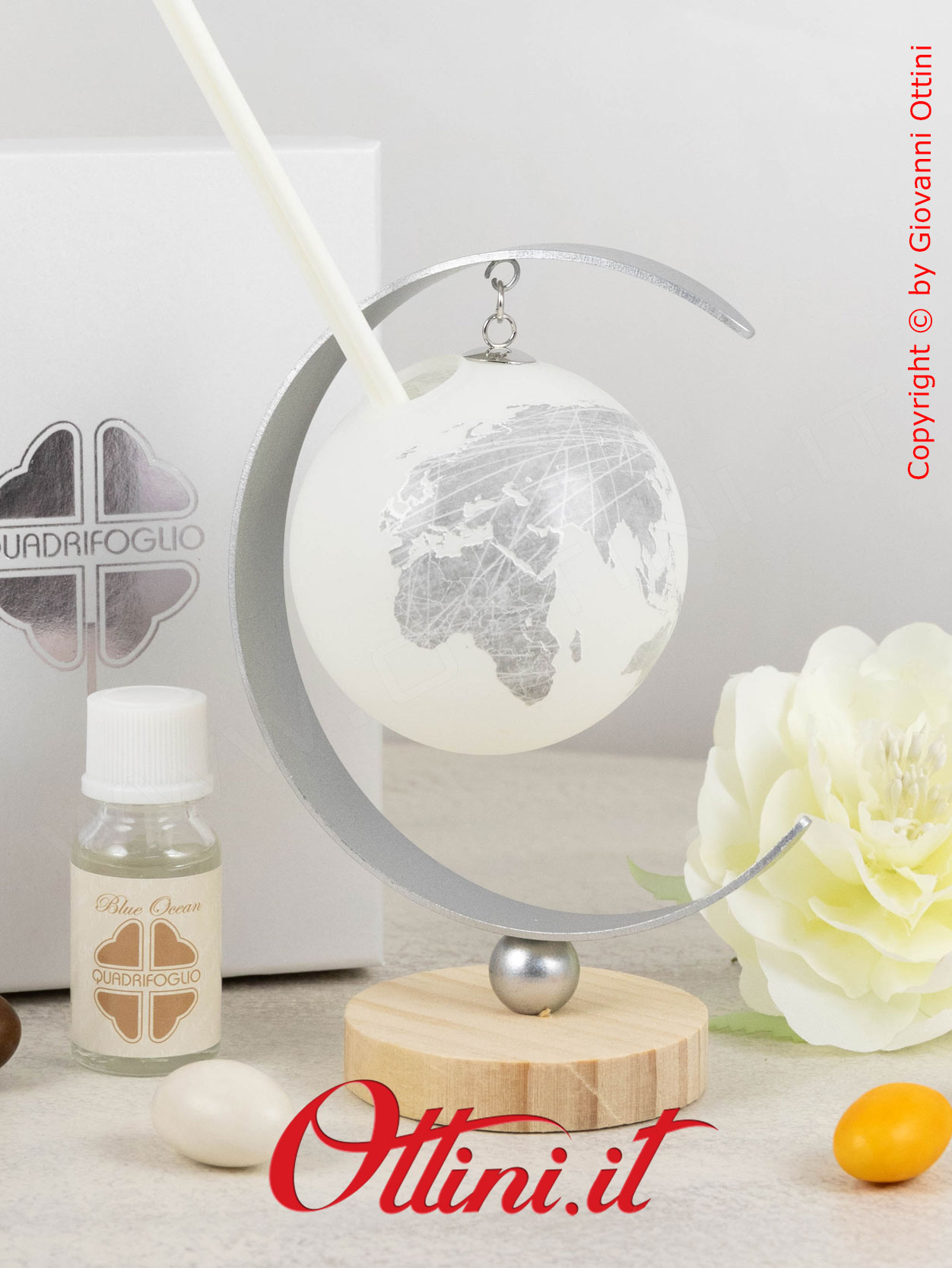 QFC880 Quadrifoglio - Il diffusore Geo Mondo in vetro appeso alla luna è una bomboniera solidale che sostiene ABIO, ideale per matrimoni a tema viaggi