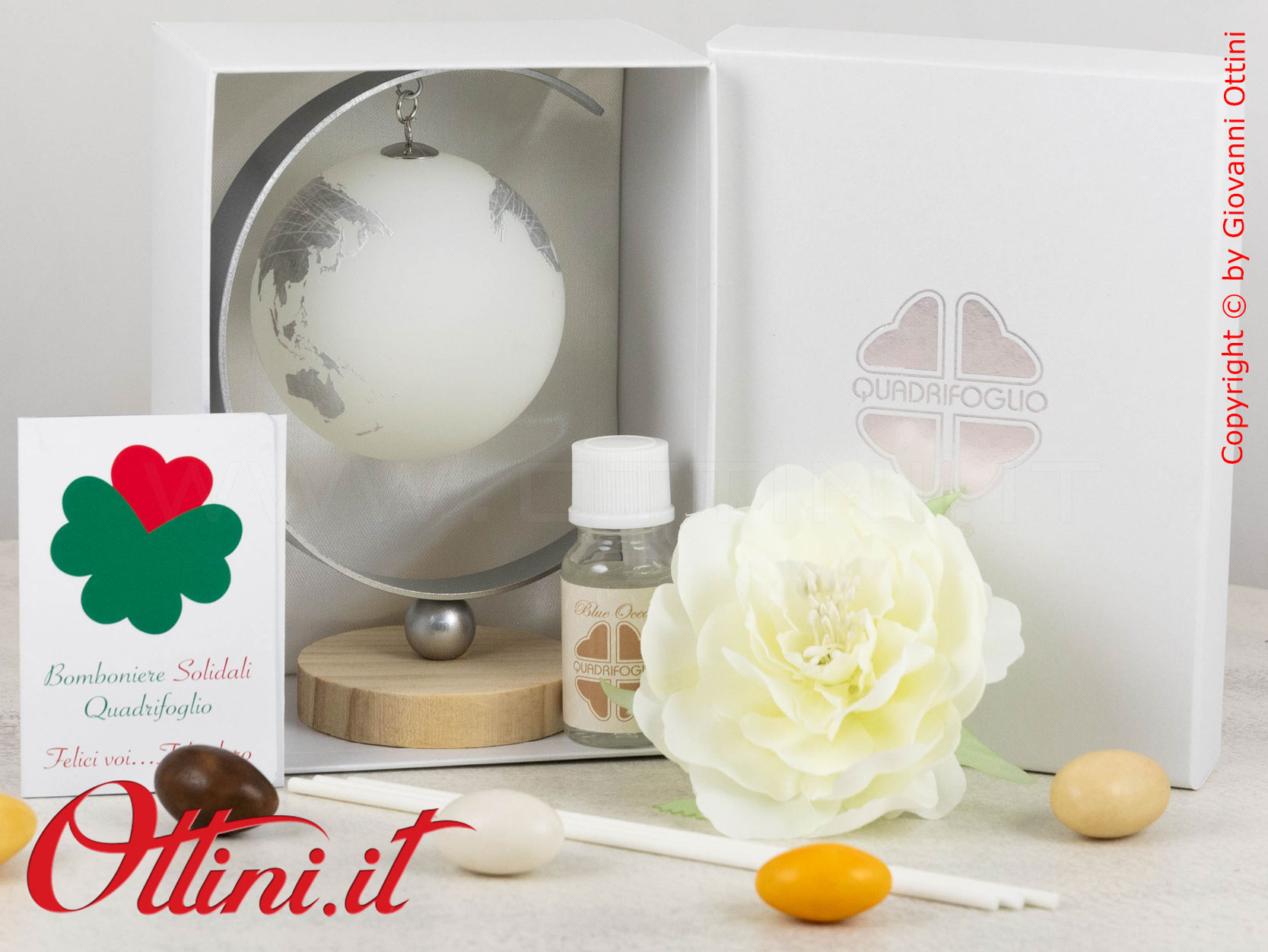 QFC880 Quadrifoglio - Il diffusore Geo Mondo in vetro appeso alla luna è una bomboniera solidale che sostiene ABIO, ideale per matrimoni a tema viaggi