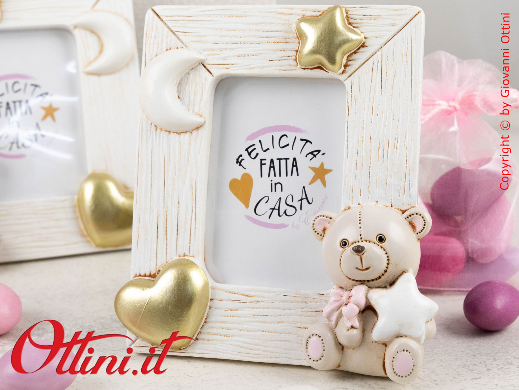 04A432 - Il Portafoto Orso Teo Rosa in stile vintage è il posto ideale per conservare la foto delle persone speciali come i nostri bambini.