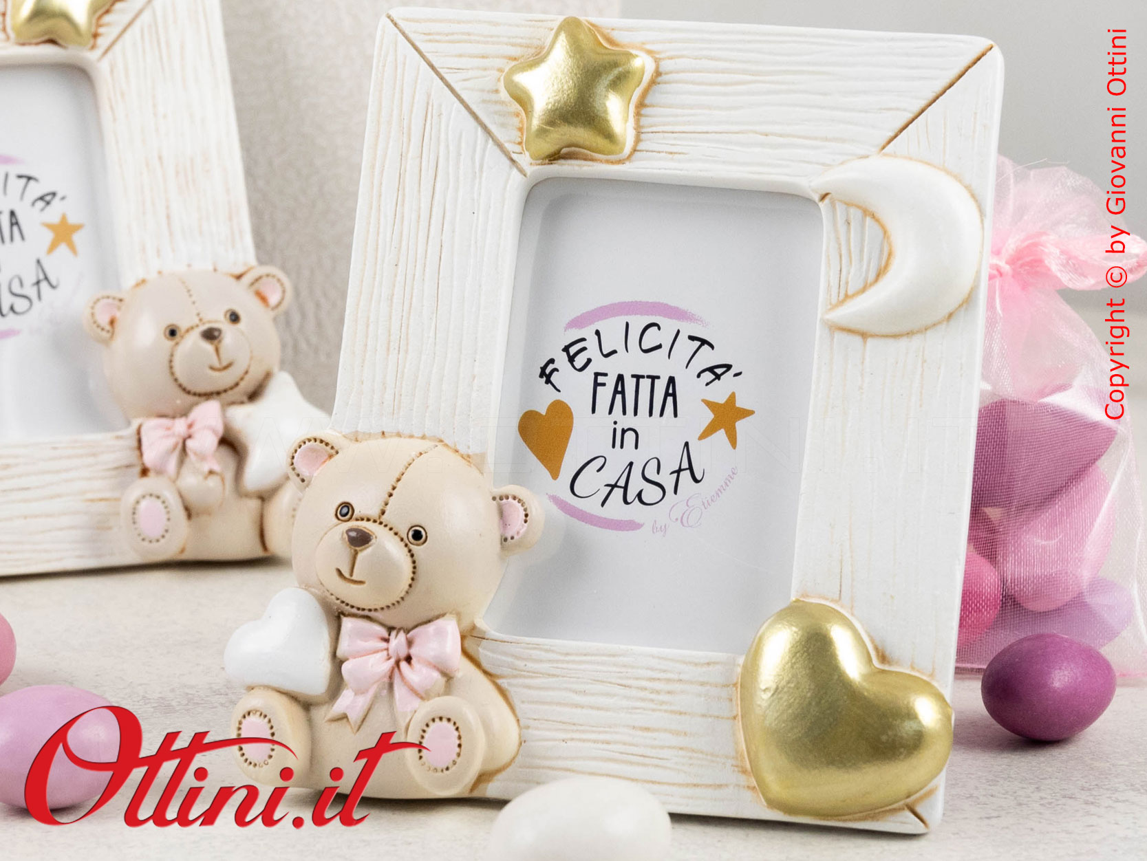 04A432 - Il Portafoto Orso Teo Rosa in stile vintage è il posto ideale per conservare la foto delle persone speciali come i nostri bambini.