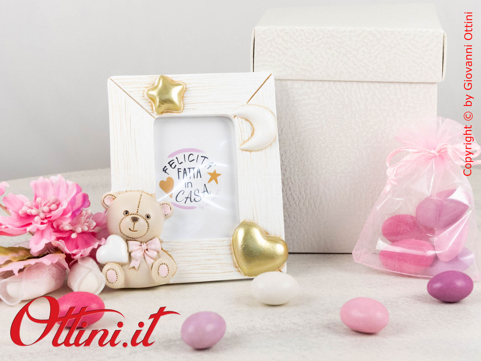 04A432 - Il Portafoto Orso Teo Rosa in stile vintage è il posto ideale per conservare la foto delle persone speciali come i nostri bambini.