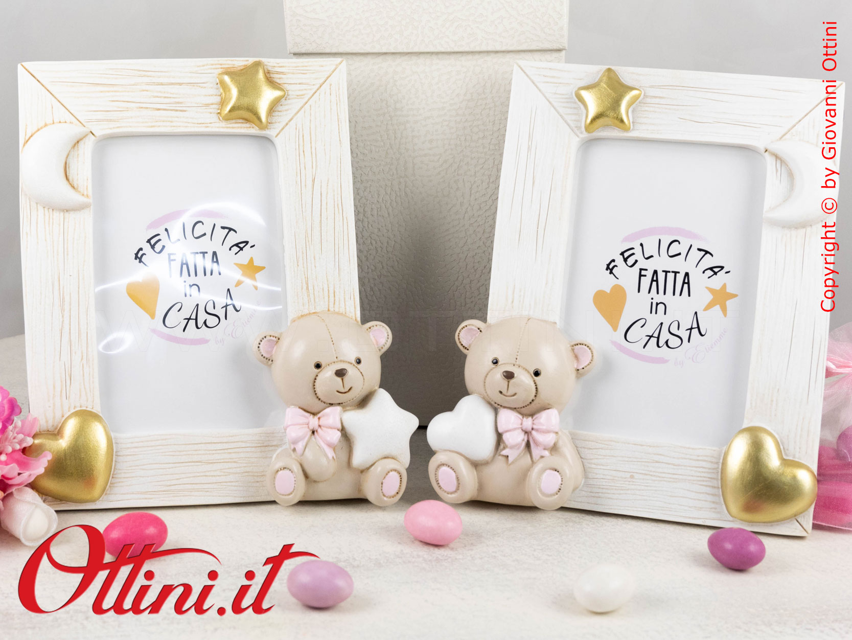 04A434 - Il Portafoto grande Orso Teo rosa in stile vintage è il posto ideale per conservare la foto delle persone speciali come i nostri bambini.