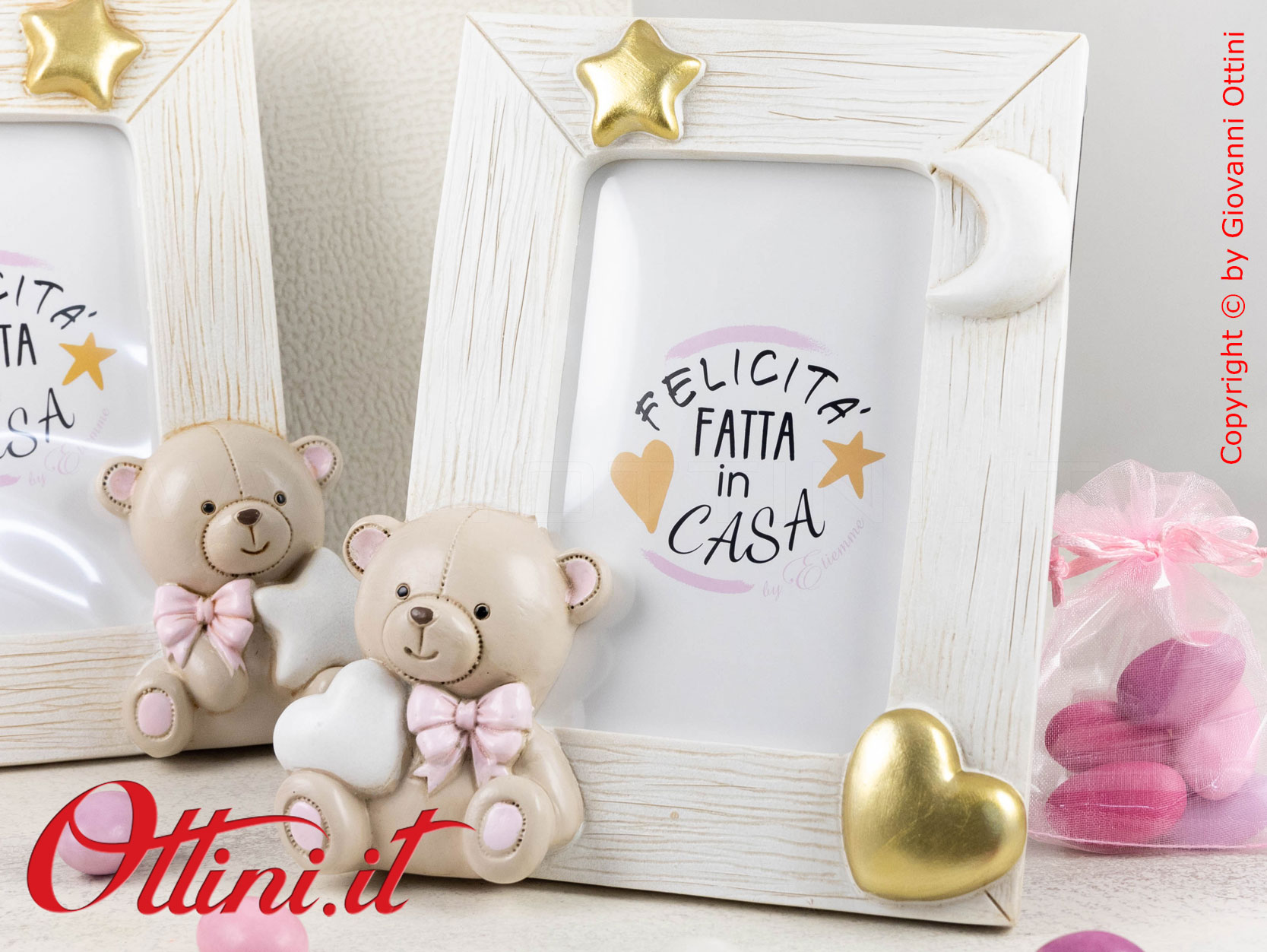 04A434 - Il Portafoto grande Orso Teo rosa in stile vintage è il posto ideale per conservare la foto delle persone speciali come i nostri bambini.