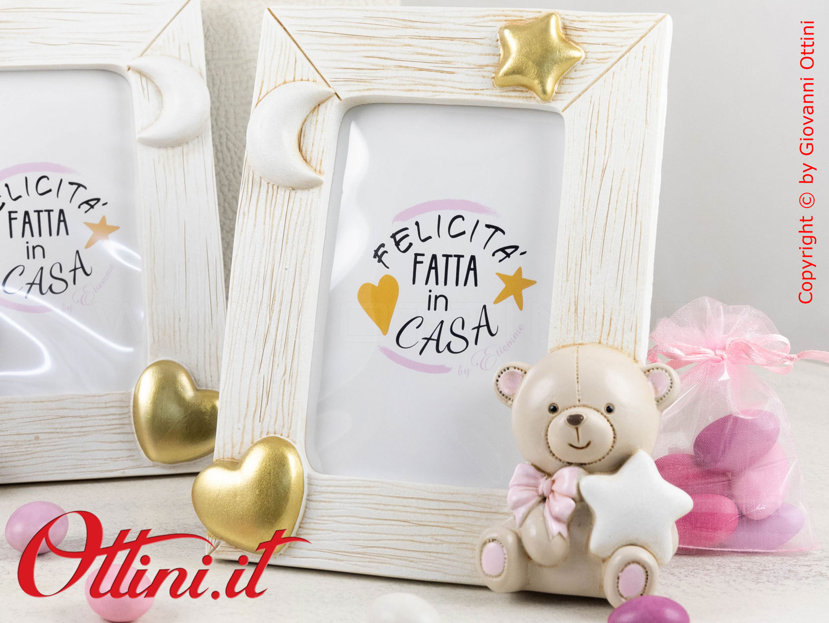04A434 - Il Portafoto grande Orso Teo rosa in stile vintage è il posto ideale per conservare la foto delle persone speciali come i nostri bambini.