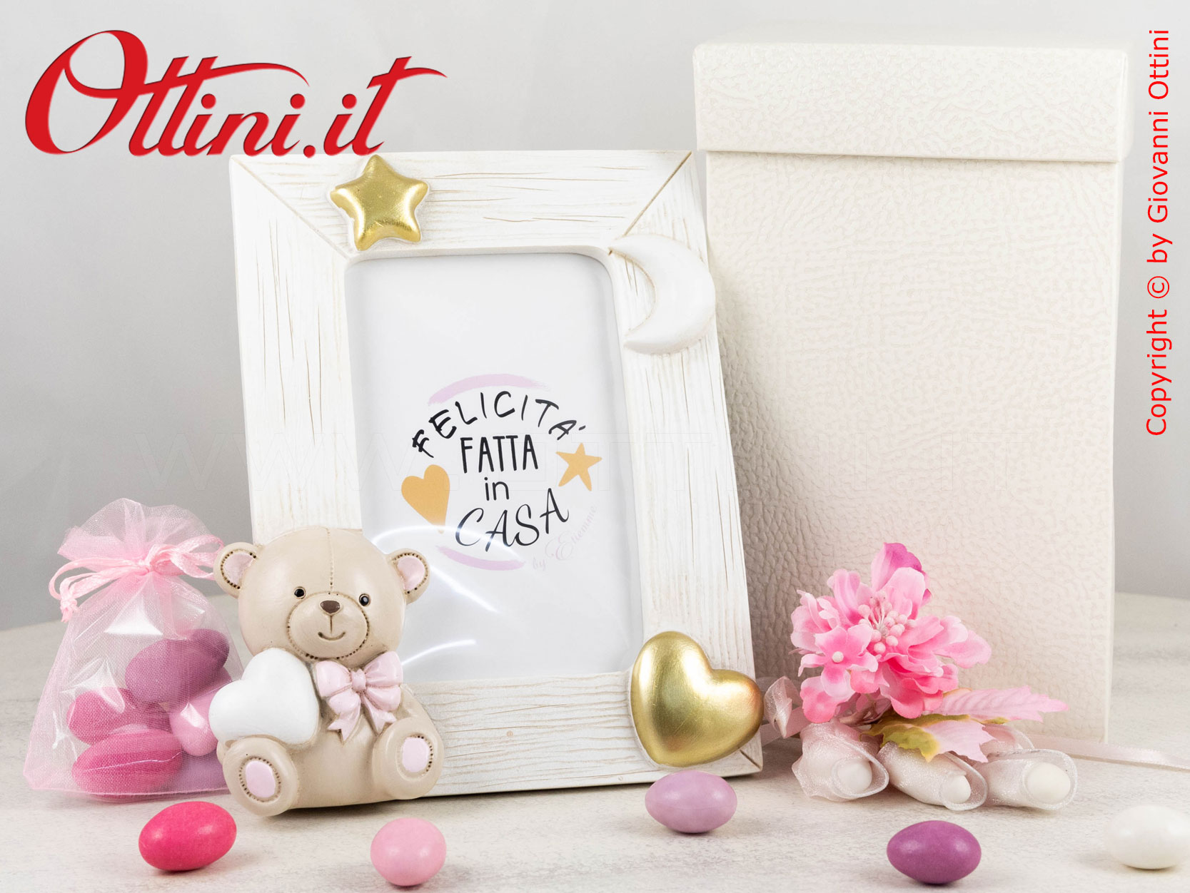 04A434 - Il Portafoto grande Orso Teo rosa in stile vintage è il posto ideale per conservare la foto delle persone speciali come i nostri bambini.