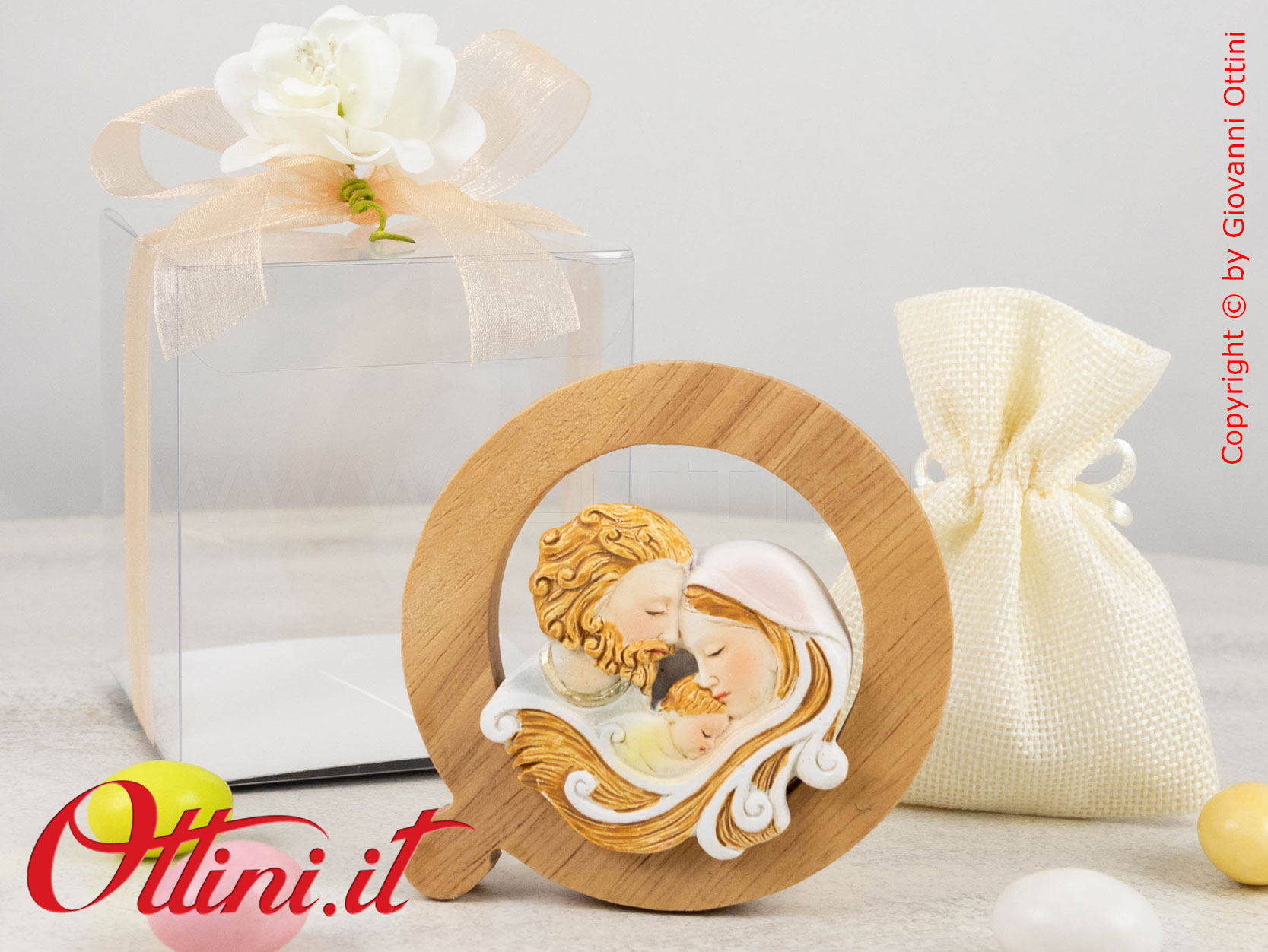 02A442 - L'icona Sacra Famiglia è realizzata in gesso e incastonata in una cornice vi legno massello, completa di supporto e tutto il il kit di confezione.