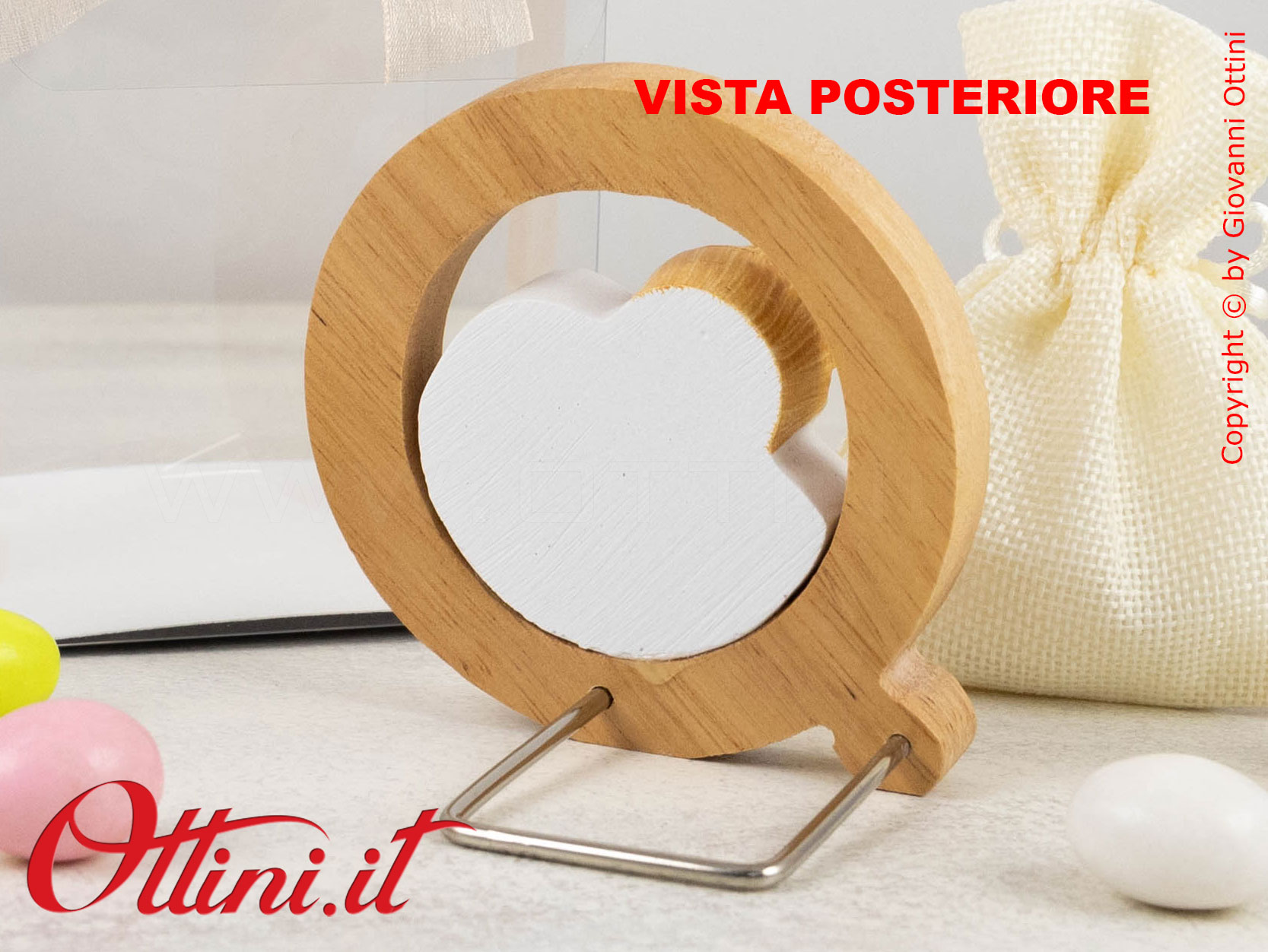 02A442 - L'icona Sacra Famiglia è realizzata in gesso e incastonata in una cornice vi legno massello, completa di supporto e tutto il il kit di confezione.