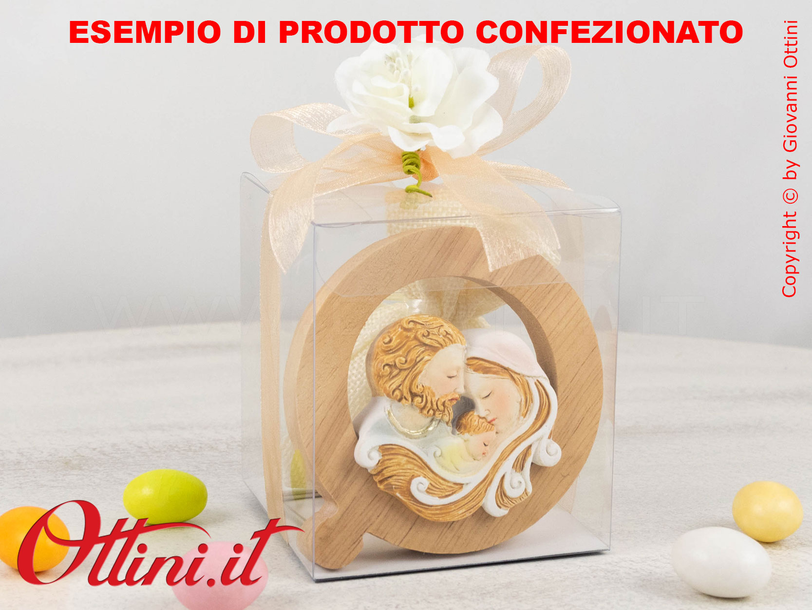 02A442 - L'icona Sacra Famiglia è realizzata in gesso e incastonata in una cornice vi legno massello, completa di supporto e tutto il il kit di confezione.