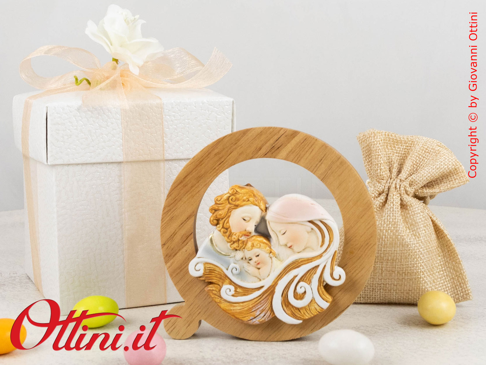 02A445 - L'icona Grande Sacra Famiglia è realizzata in gesso e incastonata in una cornice di legno massello, completa di supporto e il kit di confezione.