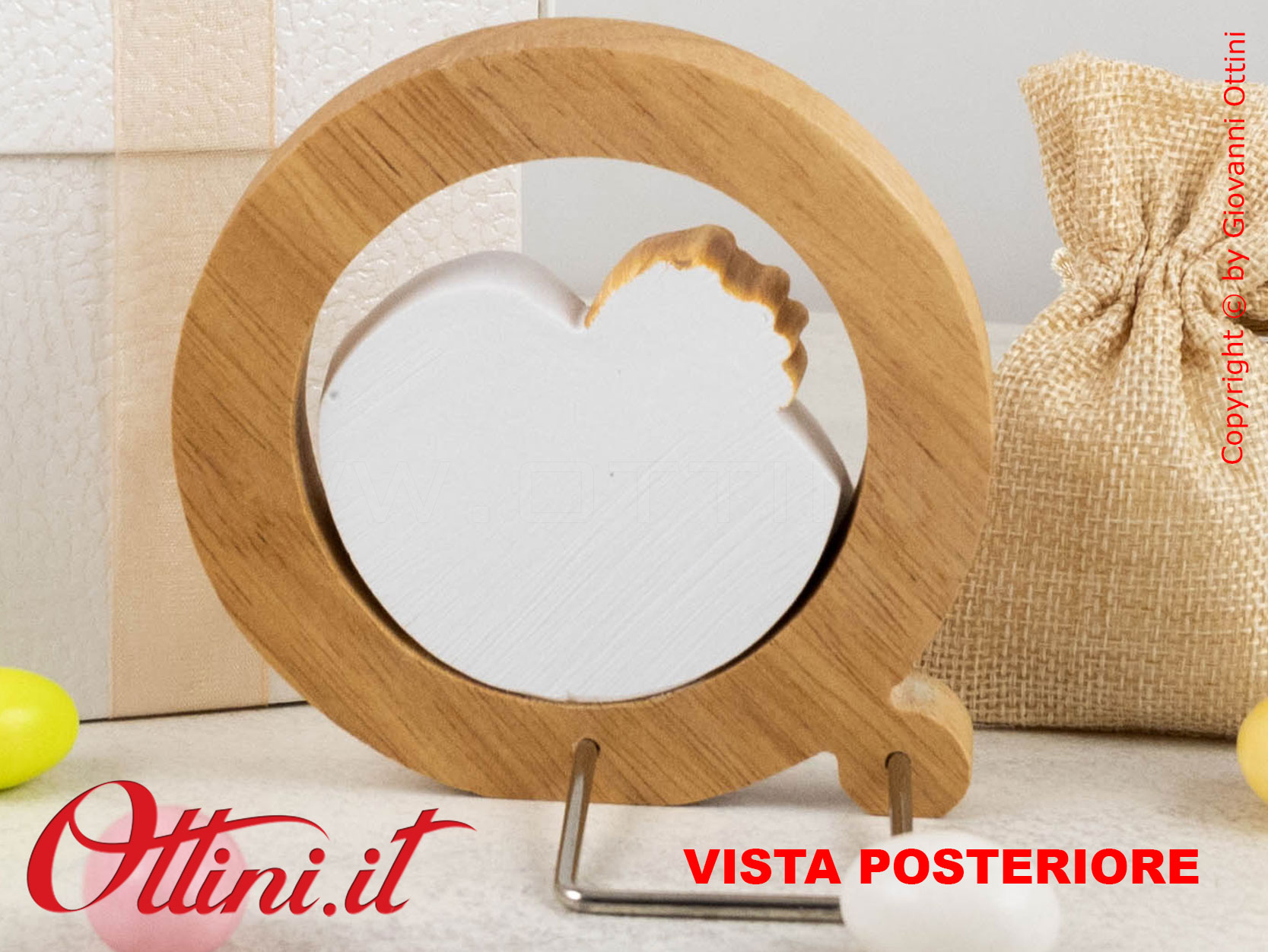 02A445 - L'icona Grande Sacra Famiglia è realizzata in gesso e incastonata in una cornice di legno massello, completa di supporto e il kit di confezione.