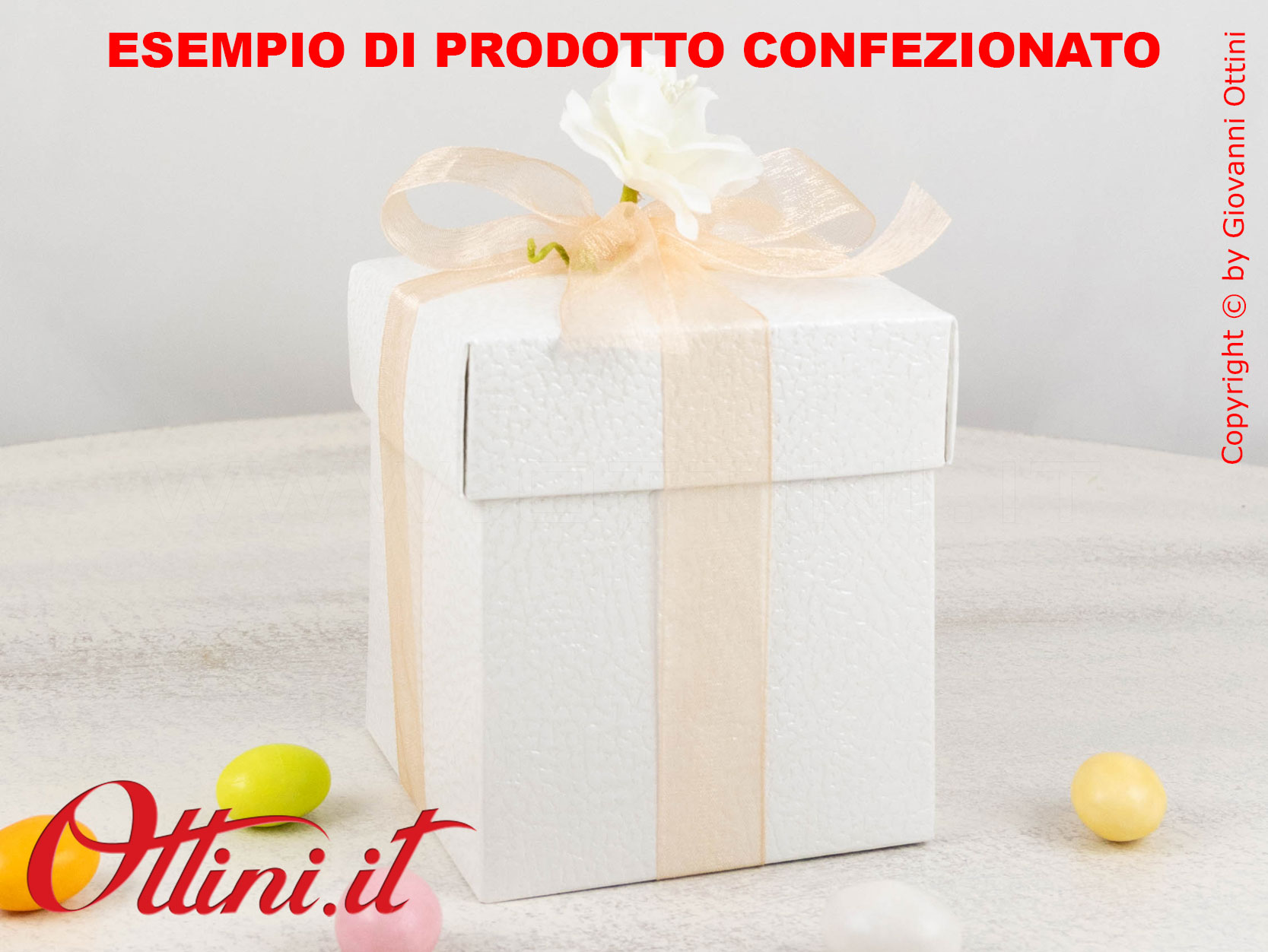 02A445 - L'icona Grande Sacra Famiglia è realizzata in gesso e incastonata in una cornice di legno massello, completa di supporto e il kit di confezione.