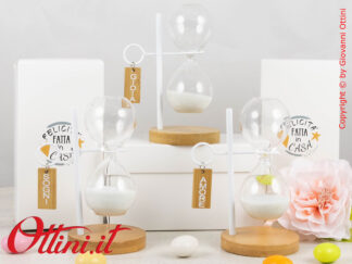 07A118 - La Clessidra Sospesa Amore Gioia Sogni è una prodotto dal design esclusivo e moderno con base in legno massello e struttura in metallo bianco