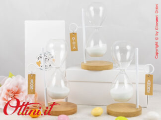 07A119 - La Clessidra Sospesa Grande Amore Gioia Sogni è un prodotto dal design esclusivo e moderno con base in legno massello e struttura in metallo bianco