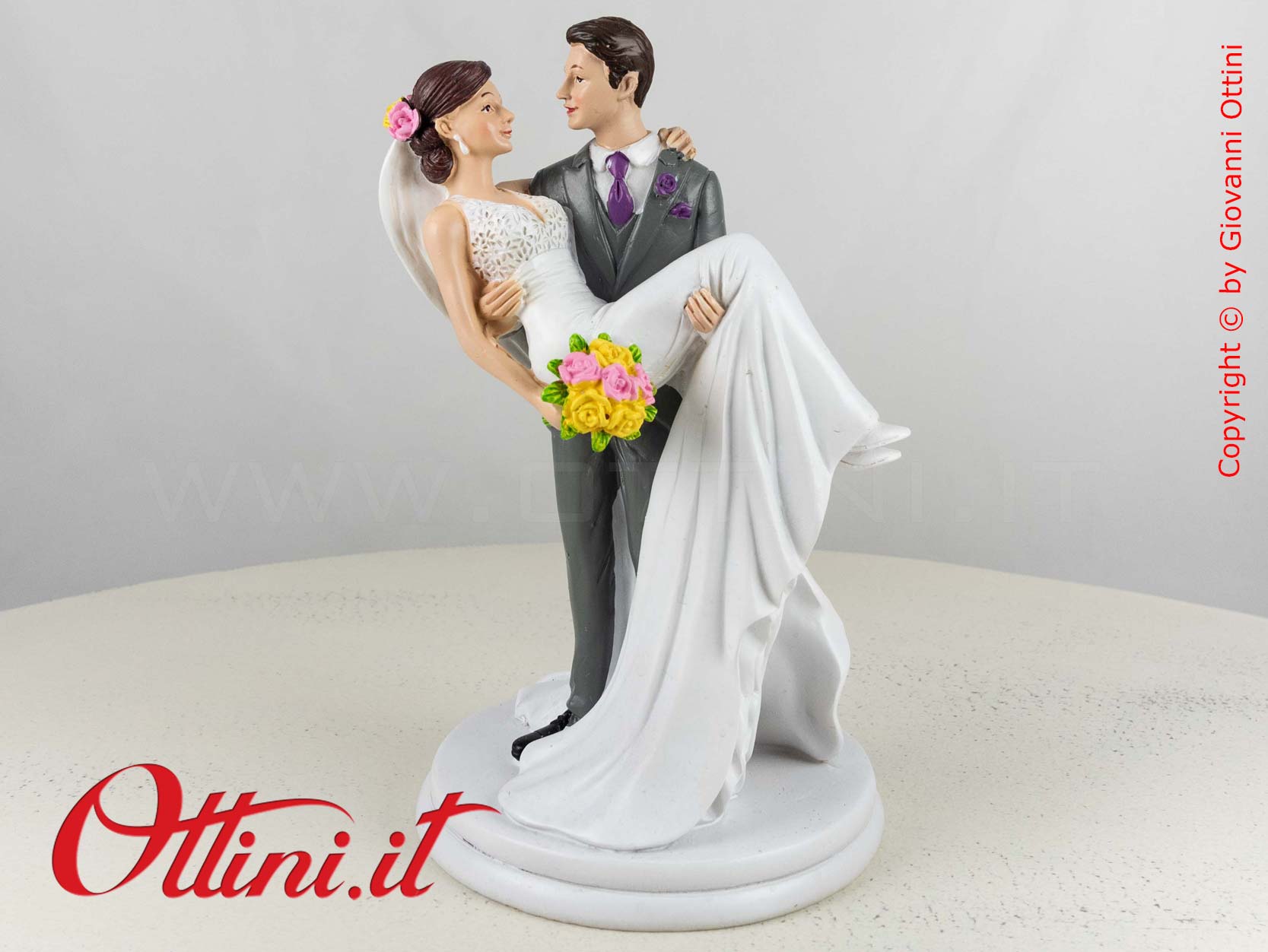 Il Centro Torta Cake topper Sposi in braccio ha un design moderno e romantico per matrimonio. Completo di base per alimenti. Pesa 480gr.
