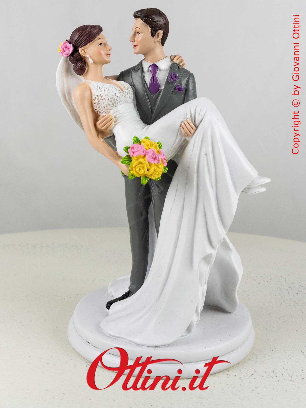 Il Centro Torta Cake topper Sposi in braccio ha un design moderno e romantico per matrimonio. Completo di base per alimenti. Pesa 480gr.