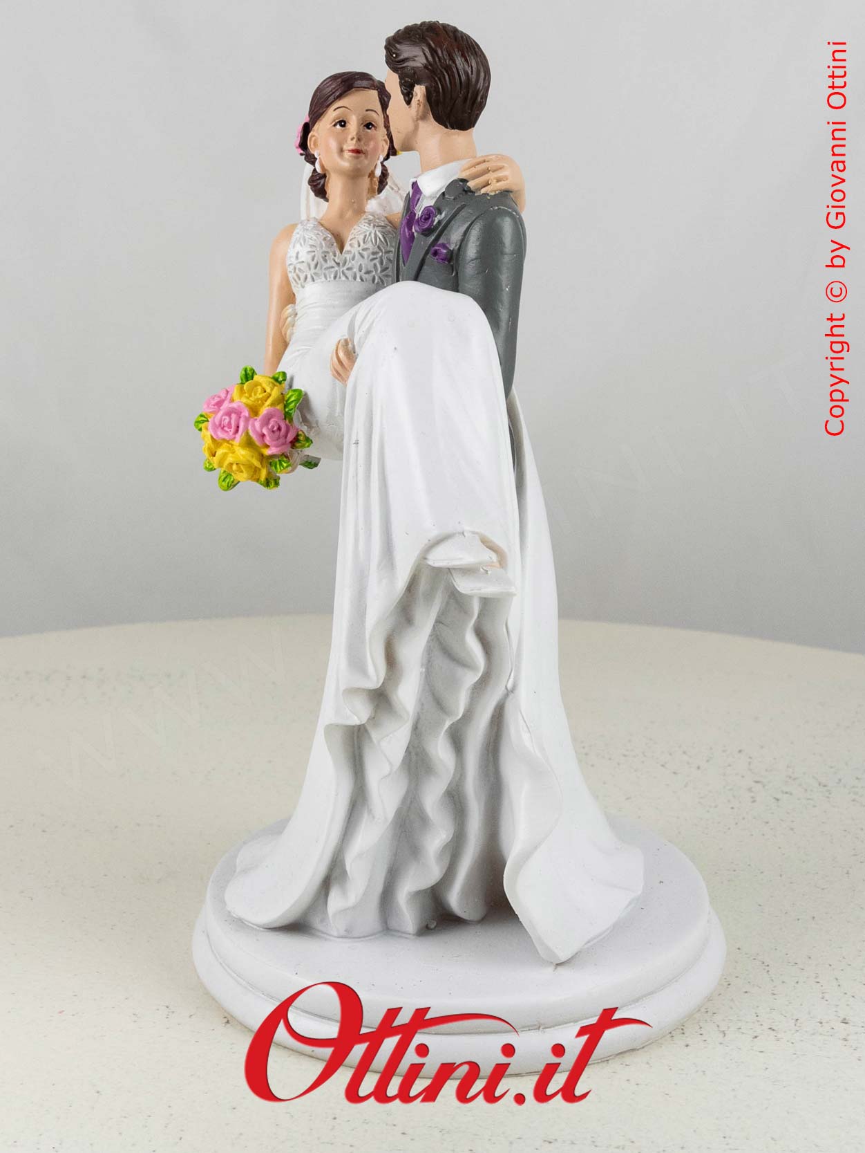 Il Centro Torta Cake topper Sposi in braccio ha un design moderno e romantico per matrimonio. Completo di base per alimenti. Pesa 480gr.