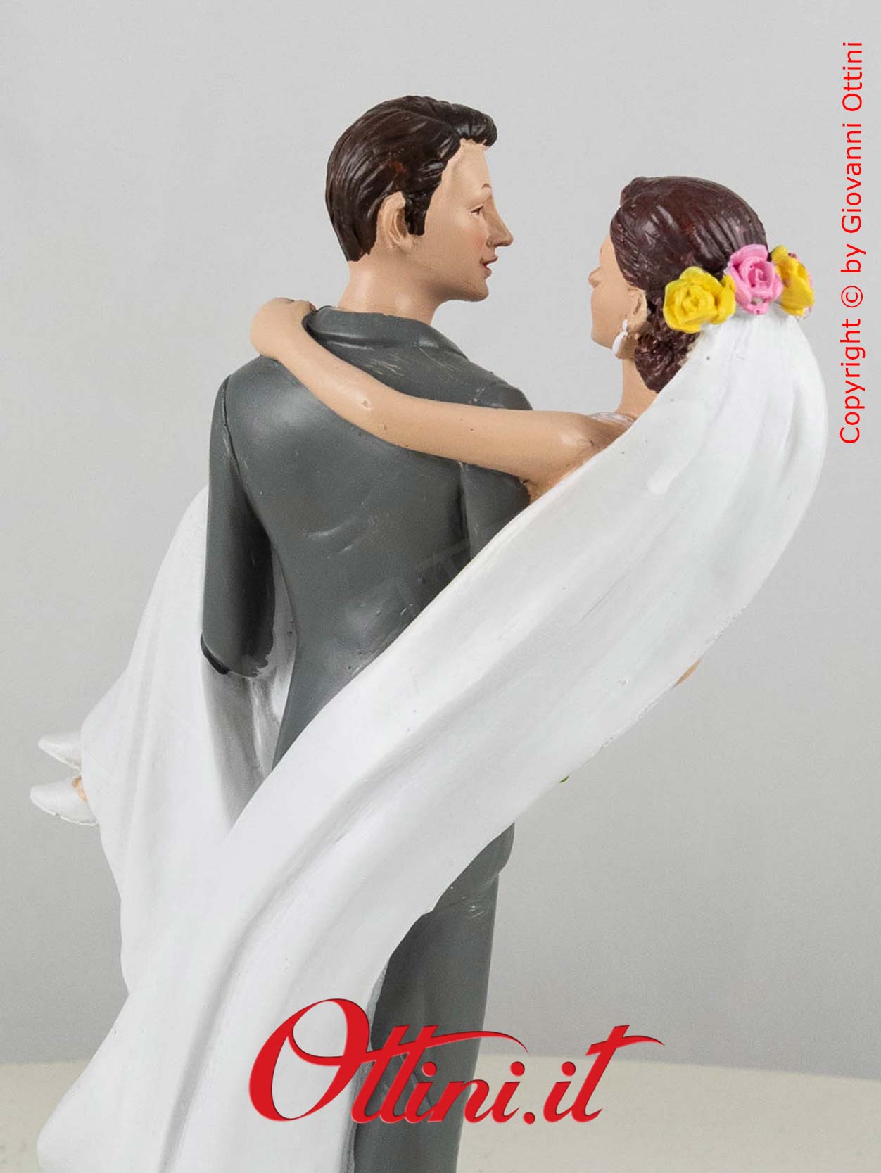 Il Centro Torta Cake topper Sposi in braccio ha un design moderno e romantico per matrimonio. Completo di base per alimenti. Pesa 480gr.