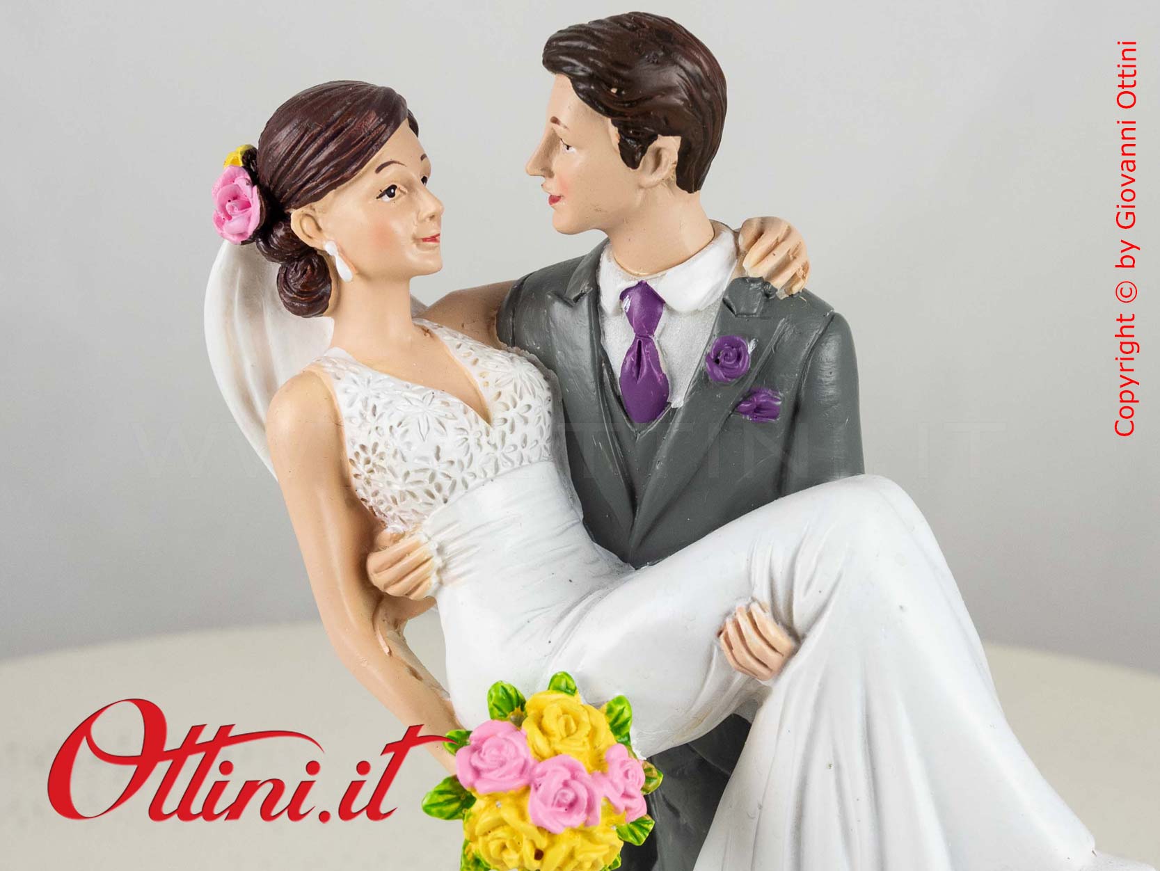 Il Centro Torta Cake topper Sposi in braccio ha un design moderno e romantico per matrimonio. Completo di base per alimenti. Pesa 480gr.
