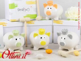 DA278 - Il Salvadanaio Salvasogni Maialino Serafino è una bomboniera utile e solidale di Amici Cuorematto, in porcellana smaltata con decori colorati