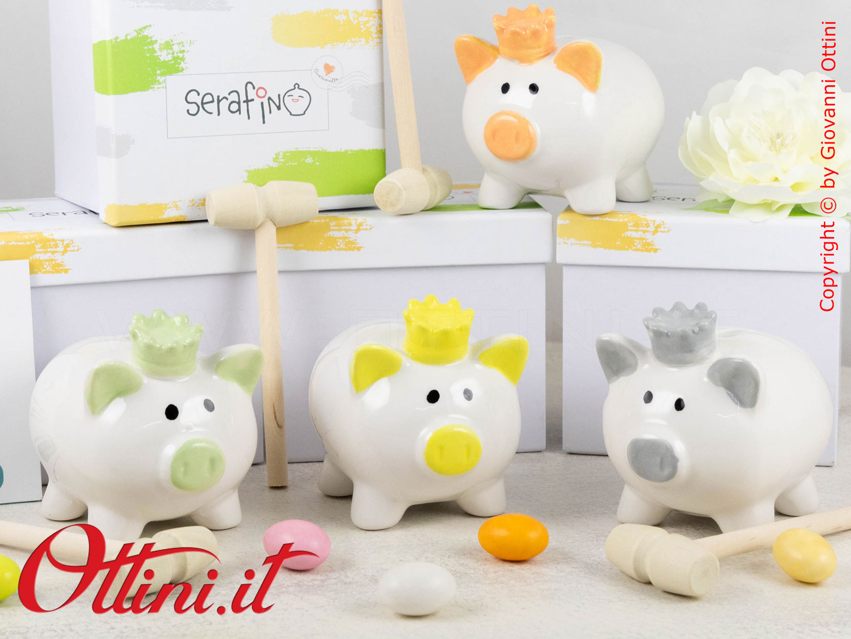 DA278 - Il Salvadanaio Salvasogni Maialino Serafino è una bomboniera utile e solidale di Amici Cuorematto, in porcellana smaltata con decori colorati