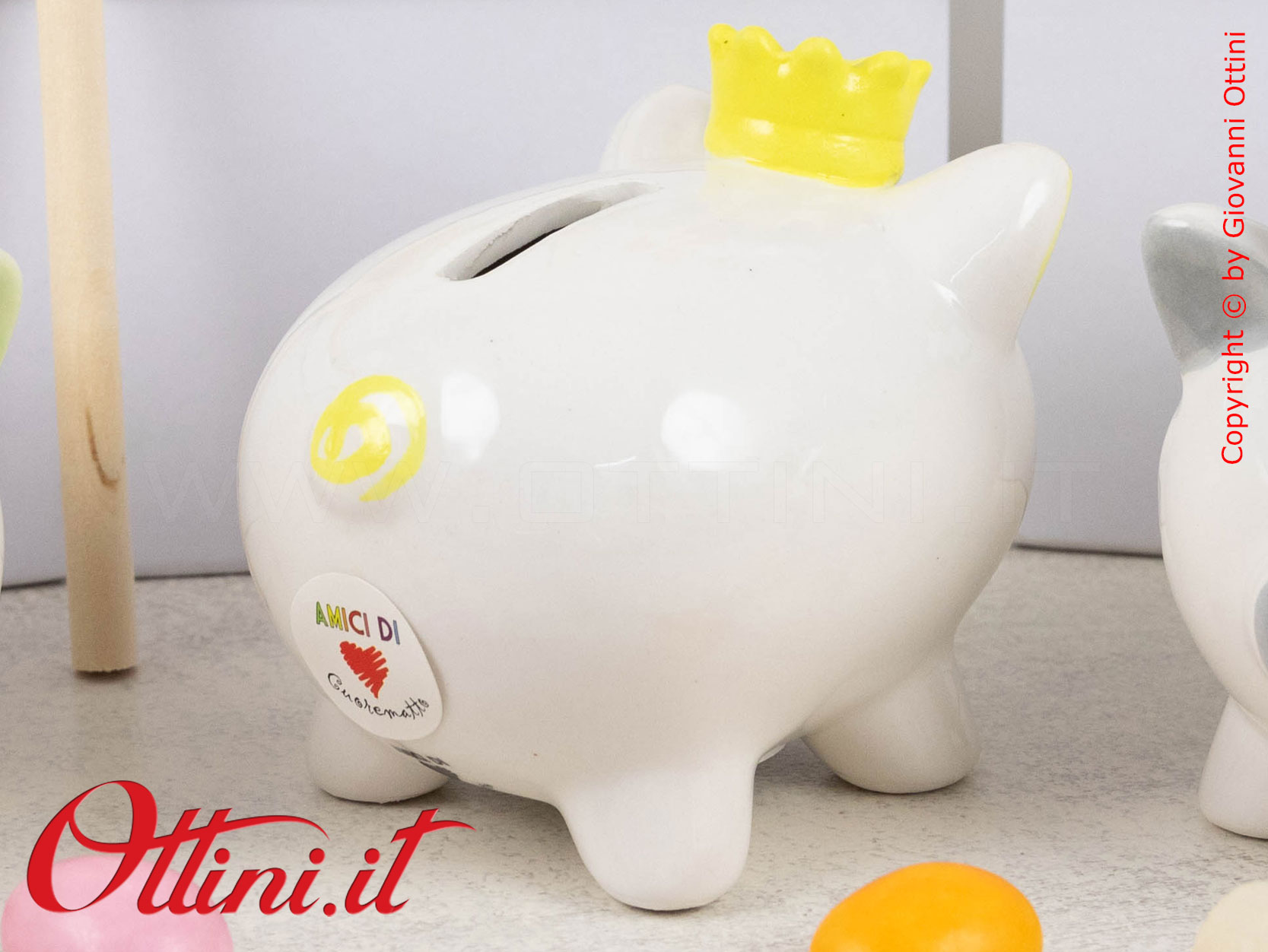 DA278 - Il Salvadanaio Salvasogni Maialino Serafino è una bomboniera utile e solidale di Amici Cuorematto, in porcellana smaltata con decori colorati