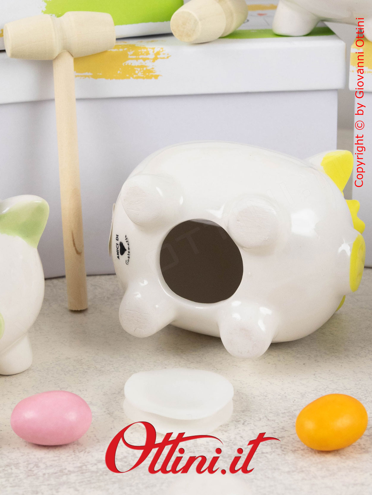 DA278 - Il Salvadanaio Salvasogni Maialino Serafino è una bomboniera utile e solidale di Amici Cuorematto, in porcellana smaltata con decori colorati