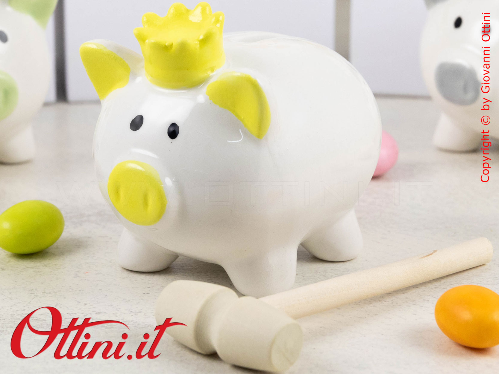 DA278 - Il Salvadanaio Salvasogni Maialino Serafino è una bomboniera utile e solidale di Amici Cuorematto, in porcellana smaltata con decori colorati