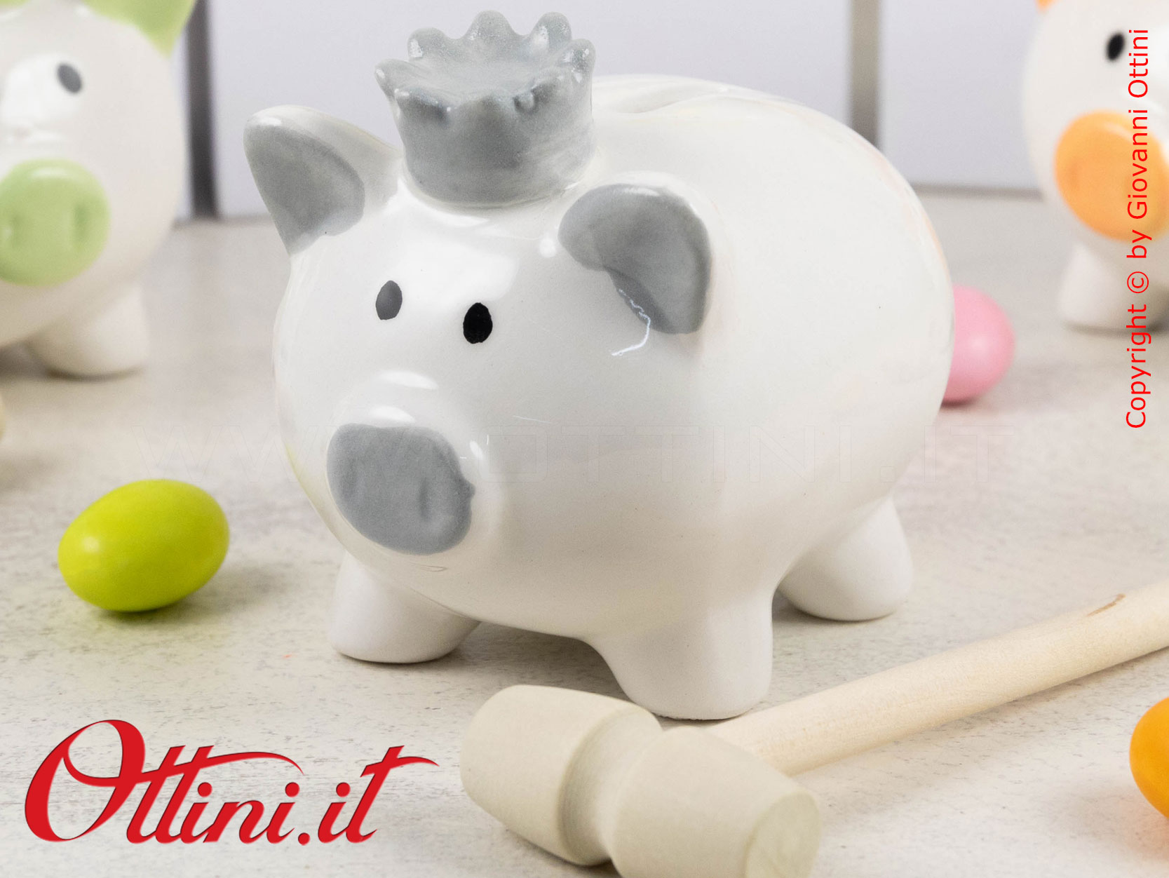 DA278 - Il Salvadanaio Salvasogni Maialino Serafino è una bomboniera utile e solidale di Amici Cuorematto, in porcellana smaltata con decori colorati