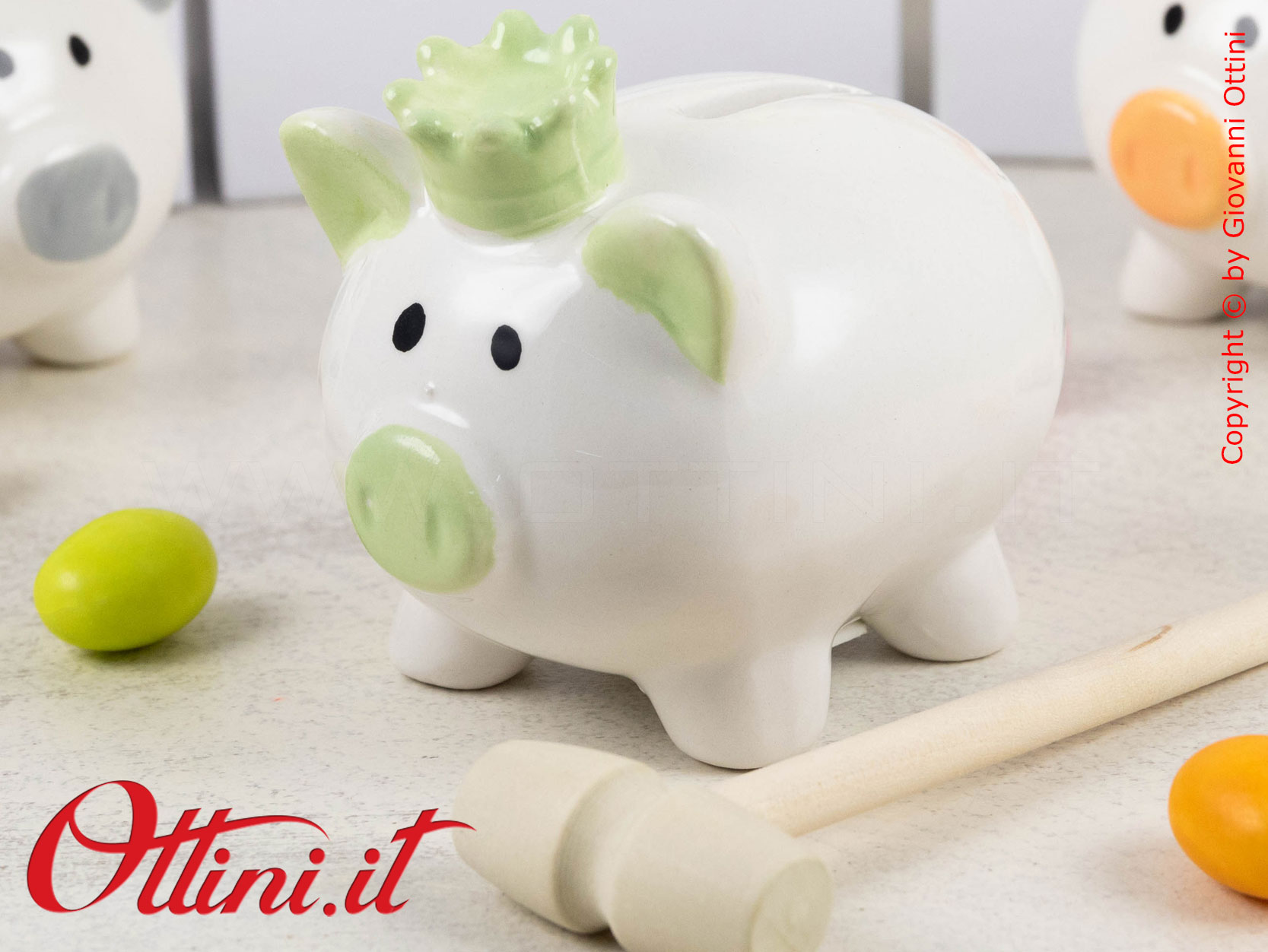 DA278 - Il Salvadanaio Salvasogni Maialino Serafino è una bomboniera utile e solidale di Amici Cuorematto, in porcellana smaltata con decori colorati