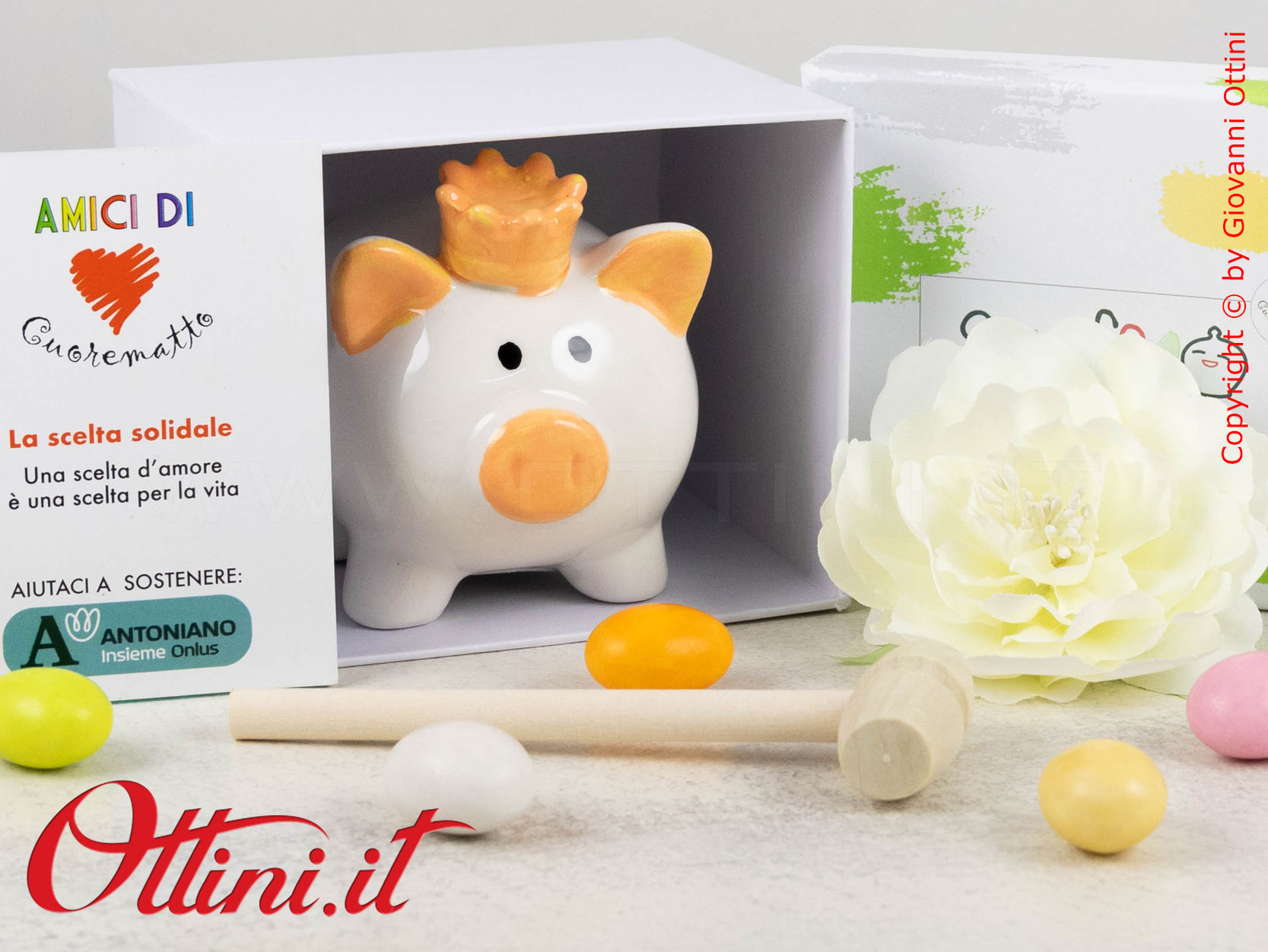 DA278 - Il Salvadanaio Salvasogni Maialino Serafino è una bomboniera utile e solidale di Amici Cuorematto, in porcellana smaltata con decori colorati