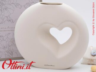 26002 Claraluna - Il Vasetto Tondo con Foro a Cuore è un oggetto d'arredo dal design moderno e romantico indicato per matrimoni e anniversari