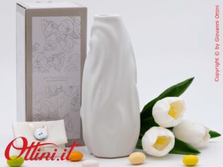 26004TULIP Claraluna - Il Vaso Bianco Medio Onde con tulipani è un oggetto d'arredo in ceramica dal design moderno e romantico indicato per matrimoni