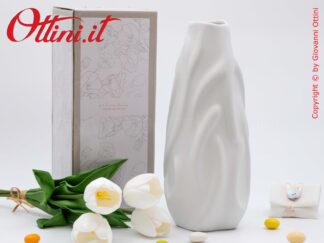 26005TULIP Claraluna - Il Vaso Bianco Grande Onde con tulipani è un oggetto d'arredo in ceramica dal design moderno e romantico indicato per matrimoni