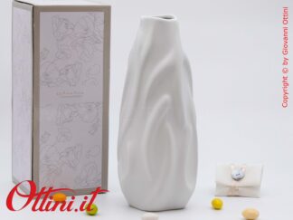 26005 Claraluna - Il Vaso Bianco Grande Onde è un oggetto d'arredo in ceramica dal design moderno e romantico indicato per matrimoni o anniversari