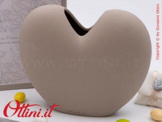 26018 Claraluna - Il Vaso Grande Cuore è un oggetto d'arredo dal design raffinato, essenziale, moderno e romantico, indicato per matrimoni e anniversari