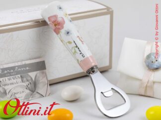 26021 Claraluna - L'Apribottiglie con decorazione floreale rosa di Claraluna è una bomboniera elegante e utile in cucina o a tavola, ideale per matrimonio