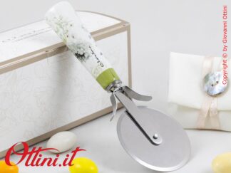 26022 Claraluna - il Tagliapizza con decorazione floreale rosa di Claraluna è una bomboniera elegante e utile in cucina o a tavola, ideale per matrimonio