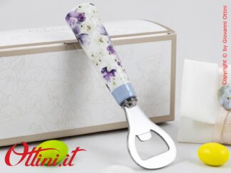 26023 Claraluna - L'Apribottiglie con decorazione floreale Lilla di Claraluna è una bomboniera elegante e utile in cucina o a tavola, ideale per matrimonio