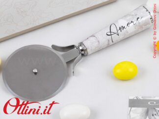 26024 Claraluna - il Tagliapizza con decorazione scritta Amore di Claraluna è una bomboniera elegante e utile in cucina o a tavola, ideale per matrimonio