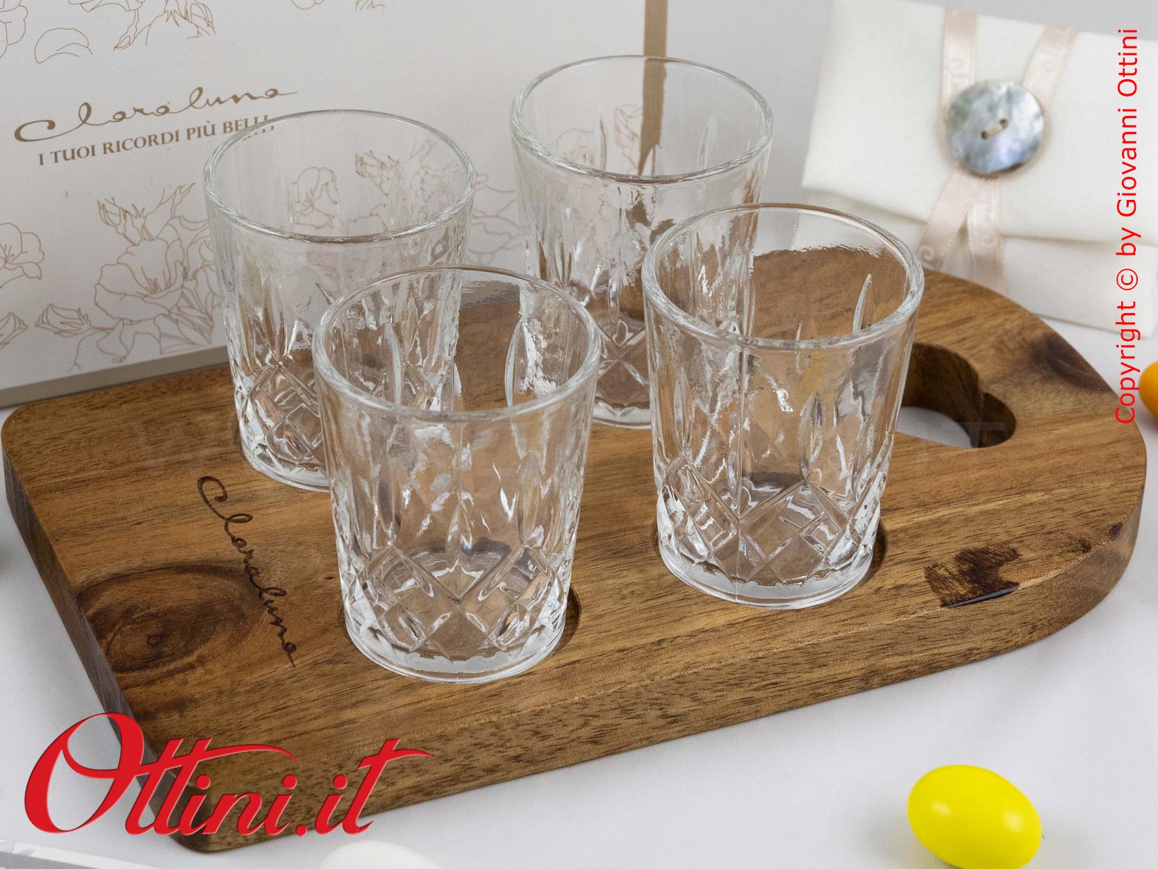 26065 Claraluna - Prestigioso Vassoio in Acacia con 4 bicchierini in vetro, bomboniera utile per matrimonio, ideale in cucina o per gli aperitivi.