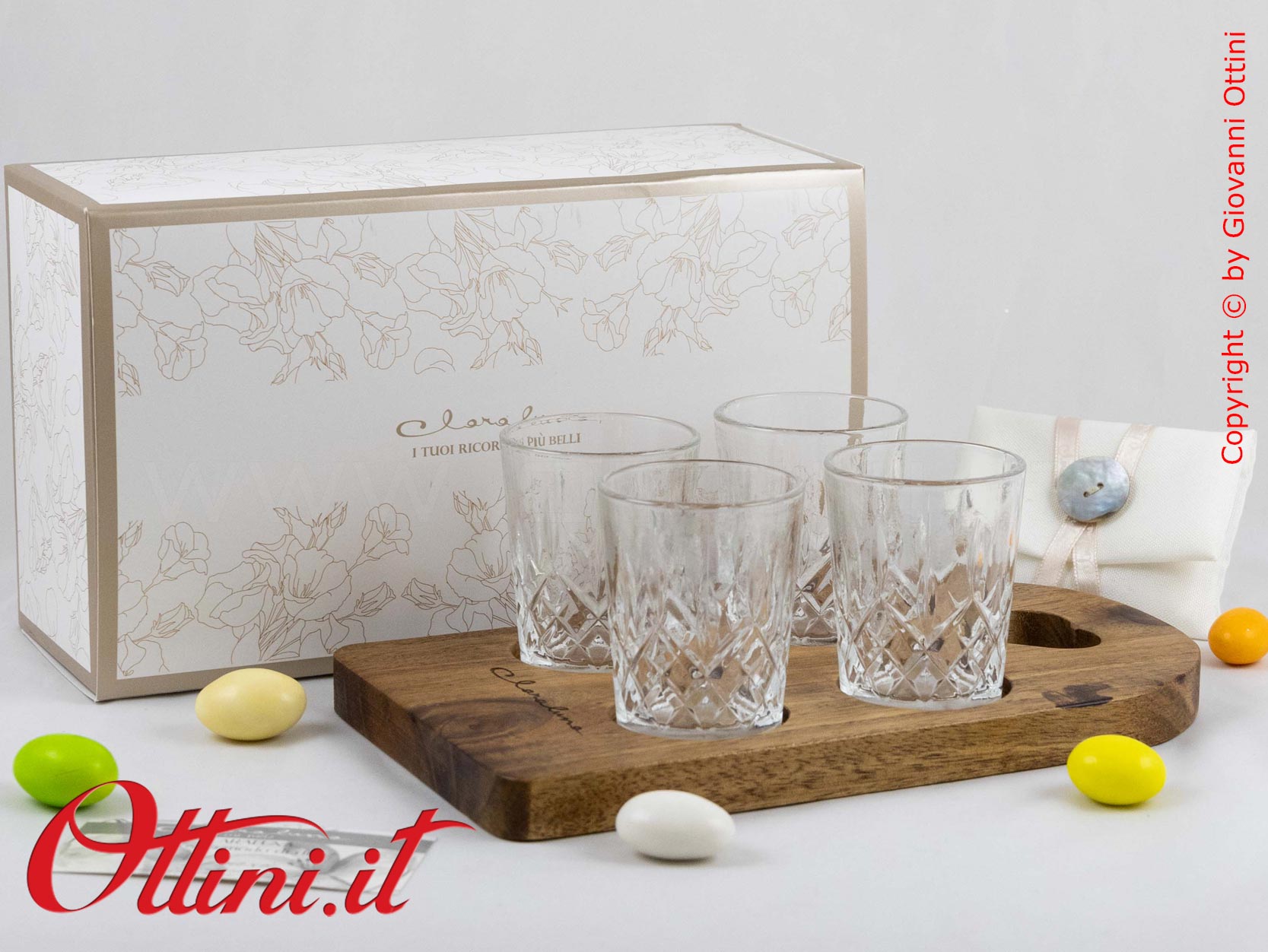 26065 Claraluna - Prestigioso Vassoio in Acacia con 4 bicchierini in vetro, bomboniera utile per matrimonio, ideale in cucina o per gli aperitivi.