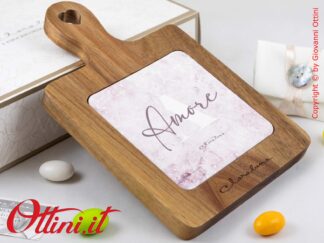 26082 Claraluna - Prestigioso Tagliere in legno massello di Acacia Decoro Amore, bomboniera tema viaggi per matrimonio, utile in cucina o per gli aperitivi.
