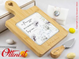 26083C Claraluna - Prestigioso Tagliere in Bamboo con Decoro Floreale Verde e coltellino, bomboniera moderna matrimonio, utile in cucina e per aperitivi.