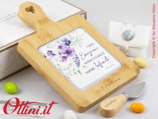 26085C Claraluna - Prestigioso Tagliere in Bamboo con Decoro Floreale Lilla e coltellino, bomboniera moderna matrimonio, utile in cucina e per aperitivi.