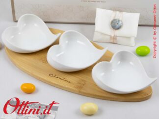 26092 Claraluna - Prestigioso Vassoio in Bamboo con tre ciotole a forma di cuore in porcellana, bomboniera matrimonio utile in cucina e per aperitivi.