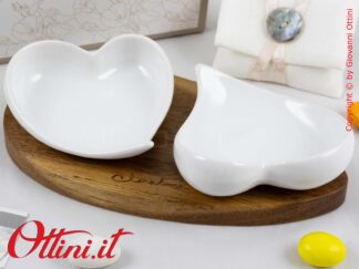 26093 Claraluna - Prestigioso Vassoio in Acacia con due ciotole a forma di cuore in porcellana, bomboniera matrimonio utile in cucina e per aperitivi.