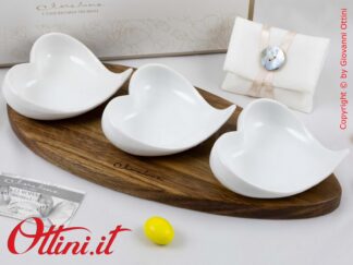 26094 Claraluna - Prestigioso Vassoio in Acacia con tre ciotole a forma di cuore in porcellana, bomboniera matrimonio utile in cucina e per aperitivi.
