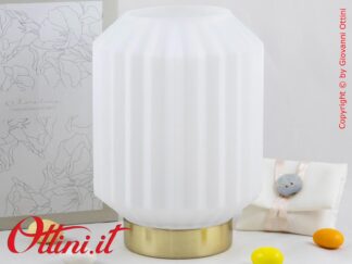 26151 Claraluna - La Lampada Led Piccola Plissettata Bianca funziona a batterie, utile per il comodino o la scrivania, è un complemento di arredo moderno