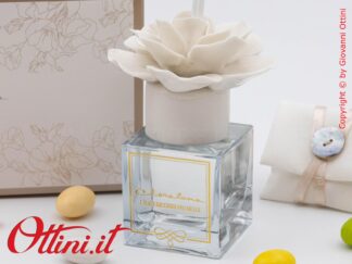 26154 Claraluna - Il diffusore Profumatore con fiore bianco in porcellana è un profumatore per ambienti completo di kit essenza, bomboniera utile Matrimonio