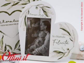 26073 Claraluna - Il Portafoto a forma di cuore con stampa decoro ulivo è un complemento di arredo dove custodire le fotografie delle persone che amiamo.